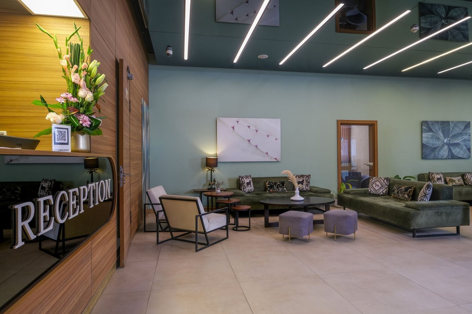 kenzi - hotel reception