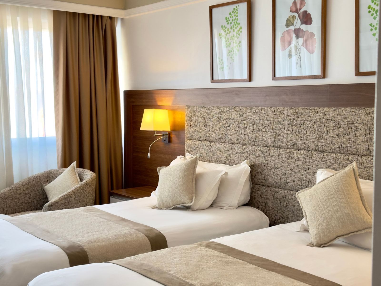 kenzi - hotel room